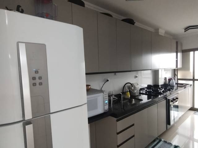 cozinha com armários e geladeira